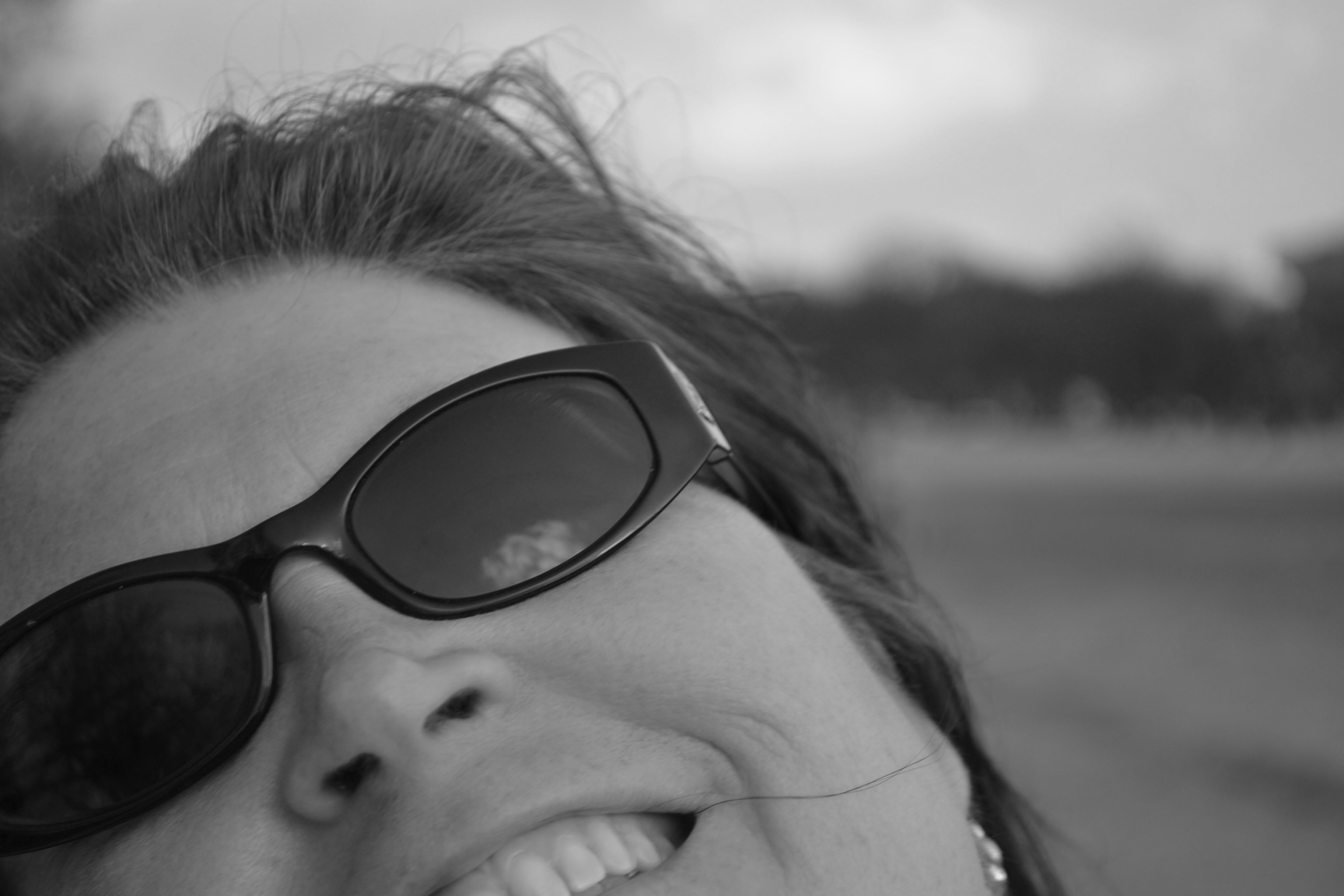 picture of a women with sunglasses