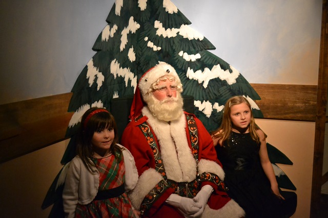 philadelphia macy santa posing with little girls